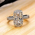 Elegante kussengeslepen zirkoon halo ring met witgouden plating op houten ondergrond - US 7 / Witgoud