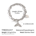 Detailansicht des Edelstahl-Armbandes mit Fischschwanz-Anhänger und Perlenverzierung - Silberner Stil (YYB025114-P)