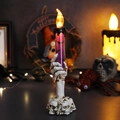 Halloween Skeletthand LED Kerzenlampe mit lila Glitzer und schwarzen Fledermäusen - Einzelne Geisterhandkerze / Lila