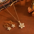 Parure de bijoux fleur dorée avec cristaux étincelants et collier sur velours vintage - Ensemble de Fleurs en Zircone Blanche Dorée