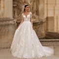 Elegante trouwjurk met lange mouwen van kant met V-hals en een lange sleep van tule - US 2 / Wit