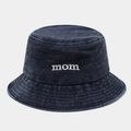 Dettaglio del ricamo mom e occhielli metallici sul cappello a secchiello blu lavato - M (56-58cm) / Blu navy