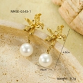 Macro shot of gold flower earrings with white pearl detail and dimensions 4.0x1.8cm - Gold Dangle Pearl Flower(G543-1)