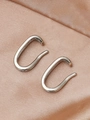 Γυαλιστερά ασημένια μινιμαλιστικά ear cuffs σε σχήμα U σε κομψό σατέν ύφασμα - Μινιμαλιστικό Σχήμα U (7343)
