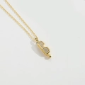 Nahaufnahme der goldenen Kette mit einem glitzernden B-Buchstaben-Anhänger mit Strass - Buchstabe B Stil (XL3252-2)