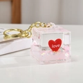 Llavero líquido de arena movediza rosa con corazón rojo y grabado love en acrílico - Corazón-Botella Cuadrada