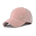 Dettaglio della texture del cappellino di velluto rosa con emblema metallico lettera H - Regolabile / Rosa