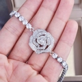 Elegantes silbernes Rosenarmband mit Mikropavé-Kristallen, am Handgelenk gezeigt - Armband (ca. 16+3 cm)