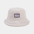 Dettaglio cappello bucket in peluche beige con toppa ricamata viola 'MAKE IT HAPPEN' - M (56-58cm) / Beige