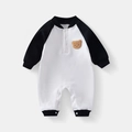 Baby Langarm-Strampler mit Bären-Aufnäher und schwarzen Kontrast-Raglanärmeln - 66CM / Schwarz + Weiß