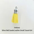 Pompon en daim jaune vif fait main avec calotte argentée et anneau de suspension - Pompon Style 14 Jaune Argent