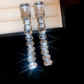 Makroaufnahme von glitzernden Silber-Ohrringen mit Blatt-Quasten und langen Kristallen - Silberne Geometrische Abgestufte Zirkoniaquaste (925 Sterling Silber Ohrring-Pfosten)