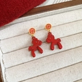 Detailansicht der roten Pony-Anhänger Ohrringe mit goldenem Stecker in Schmuckschatulle - Roter Pony-Stil