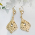 Vintage goldene hohle Tropfenohrringe mit Kristallen und Bohème-Muster auf weißem Grund - Weißer Strass-Stil / Weiß