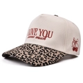 Dettaglio del ricamo I Love You sooooo much e ciliegia rossa sul berretto leopardato - Cappellino da Baseball Trucker / Stampa Leopardata Piccola-Beige