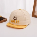 Dettaglio del ricamo con viso ammiccante e testo AM I su un cappello da sole per neonati - 48-50cm (6-20 Mesi) / Giallo