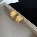 Orecchini a perno dorati a forma di C con texture plissettata su vassoio per gioielli - Perno in Argento S925 / Oro