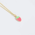 Charmant collier pendentif fraise en émail rose et vert avec une chaîne dorée - Style Fraise Rose