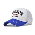 Λεπτομέρεια από το κέντημα Brooklyn και το vintage φθαρμένο εφέ στο μπλε καπέλο - Ρυθμιζόμενο / Μπλε