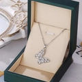 Zilveren vlinder hanger ketting met zirkonia in een luxe donkergroene sieradendoos - Zilver