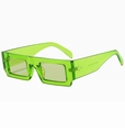 Dettaglio occhiali da sole rettangolari verde neon con rivetti in argento e misure - Verde Fluorescente