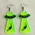 Detail von neongrünen Acryl-Ohrringen mit UFO und Dinosaurier für Halloween - UFO Dinosaurier (Fluoreszierendes Grün)