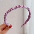 Eleganter fliederfarbener Haarreif aus Satin mit Plissee-Struktur und Polsterung - Hellviolett