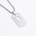 Détail du pendentif rectangulaire en acier titane argenté avec lettre P et chaîne torsadée - Lettre P / Argent