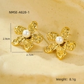 Dettaglio orecchino a fiore dorato con perla bianca e dimensioni del prodotto - Texture Vintage Oro Perla (A828-1)