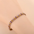 Dettaglio del bracciale a foglia d'oro 18K con smalto viola indossato sul polso - Viola Oro