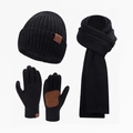 Détail d'un ensemble d'hiver noir tricoté avec bonnet, écharpe et gants tactiles isolants - Noir