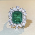 Dettaglio macro dell'anello in argento S925 con pietra taglio smeraldo e cornice di zirconi - US 5 / Stile di Design Geometrico a Grappolo (CBJZ383)
