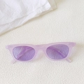 Detailansicht der lila transparenten rechteckigen Sonnenbrille mit getönten Gläsern - Gelee Violett