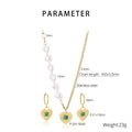 Detalle del conjunto de collar y pendientes de corazón con circón verde y perlas - Conjunto Dorado (KS216296-KSP)
