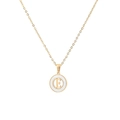 Collar dorado con colgante redondo blanco y detalle de la letra E calada elegante - Letra E