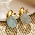 Détail de boucles d'oreilles dorées avec gouttes en résine marbrée bleu clair - Style Goutte Irrégulière (KE029) / Or + Bleu