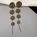 Pendientes largos de metal verde oscuro con eslabones circulares texturizados y borla - Verde