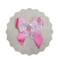 Nœud en ruban de satin rose avec dentelle blanche et détail de perle centrale - Rose foncé