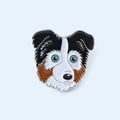 Dettaglio macro della spilla smaltata a testa di cane con occhi blu in lega di zinco - 15-Border Collie/Aussie