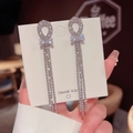 Orecchini a nappa argentati con fiocco e strass su un cartoncino bianco per gioielli - Tripla Frangia con Fiocco in Strass Argento (E0133 Argento)