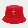 Dettaglio del ricamo a fenicottero rosa su un cappello a secchiello in cotone rosso - M (56-58cm) / Rosso