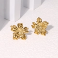 Pendientes minimalistas de flor de acero inoxidable bañados en oro de 18K sobre blanco - Dorado