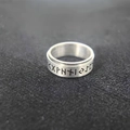 Vista detallada de un anillo giratorio de acero inoxidable con runas vikingas grabadas - Talla 6 / Plateado