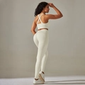 Détail d'un ensemble de yoga sans couture blanc crème avec brassière dos croisé et legging - S / crème