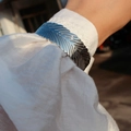 Dettaglio della trama del bracciale a piuma d'argento con venature metalliche fini - Oro Bianco