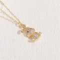 Collana con coniglio placcato oro 14K, zirconi bianchi e occhi di rubino su catena classica - Coniglio dagli Occhi Rossi Dorato