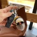 Portachiavi papera di peluche con casco e occhiali da sole appeso a chiavi auto - Stile casco / Anatra grigia con casco