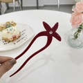 Détail d'un pic à cheveux en acétate bordeaux avec étoile de mer et strass brillant - Rouge Vin - Style Étoile de Mer Strass