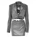 Détail du tissu pailleté argenté sur l'ensemble deux pièces blazer court et mini-jupe - S / Noir