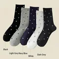 Fünf Paar Socken mit Polka-Dots in Schwarz, Hellgrau, Dunkelblau, Weiß und Dunkelgrau - Gemischte gepunktete Wadensocken
